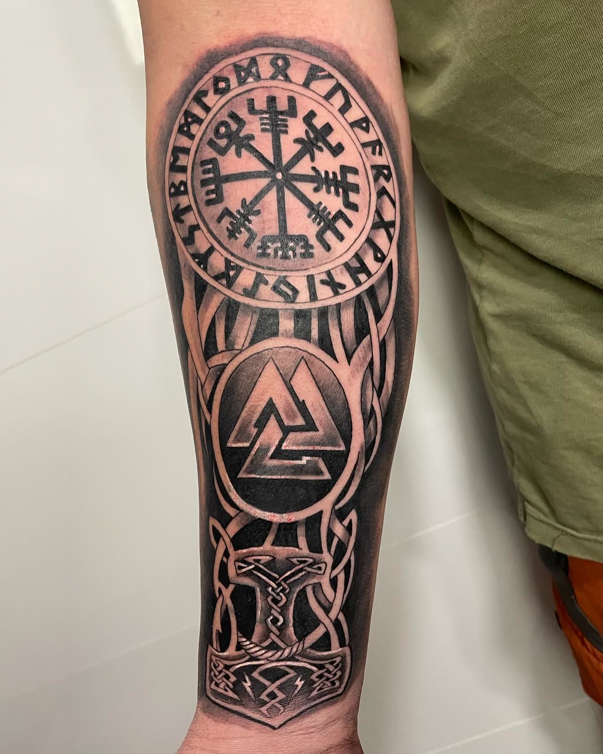 Antebrazo: vegvísir rodeado de runas, valknut y martillo de Thor con nudos celtas